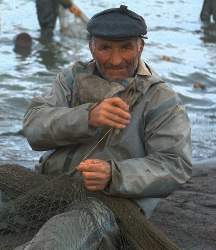 septemberarmenialakesevanfishermanrepairinghisnet.jpg